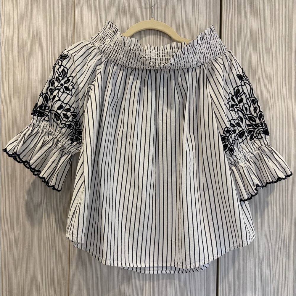 Chico’s Off-the-Shoulder‎ Cotton Top White Black Ruffle Sleeves Size 0.5 (US 6)